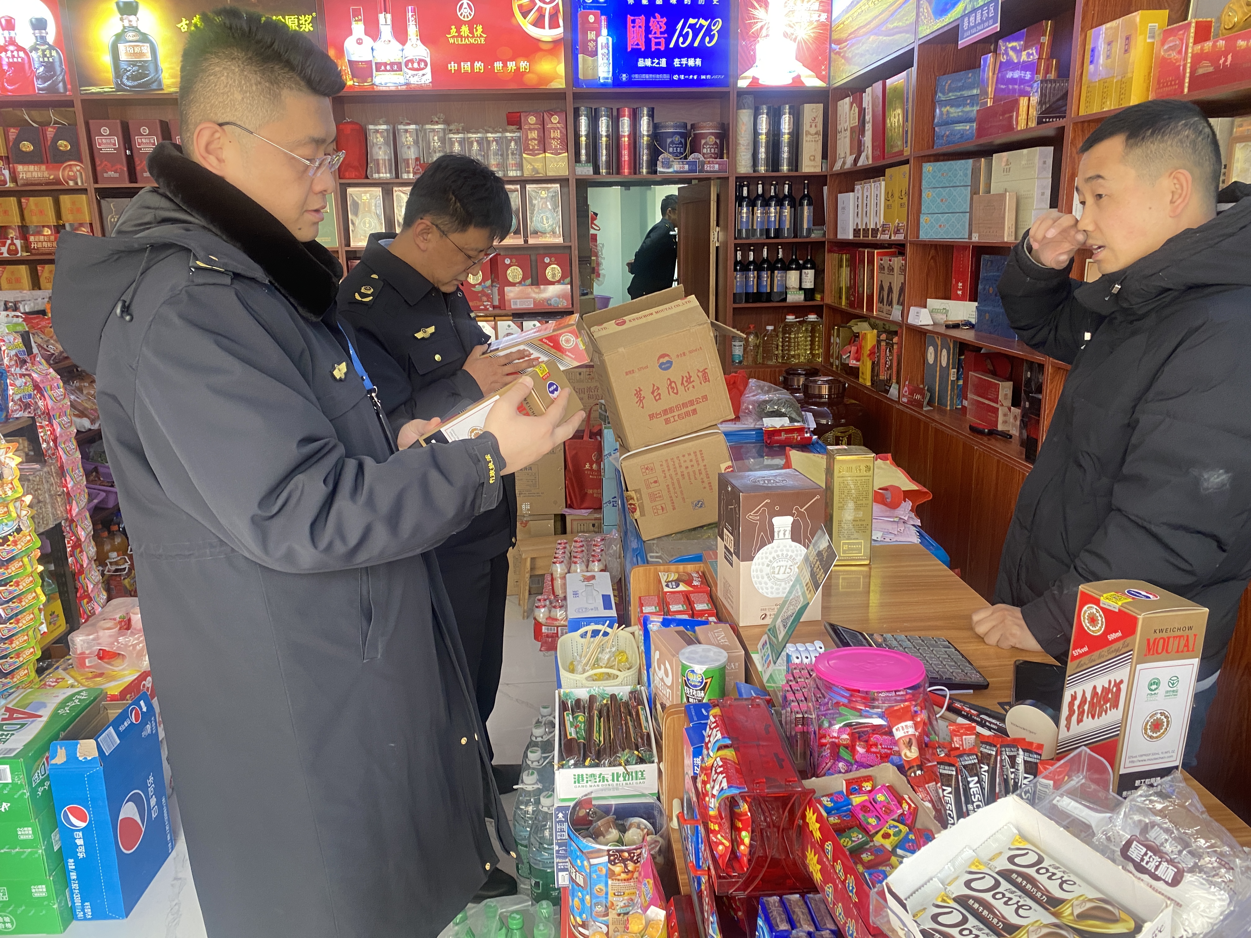查隐患守安全甘南州市场监管局综合行政执法队开展白酒市场反不正当