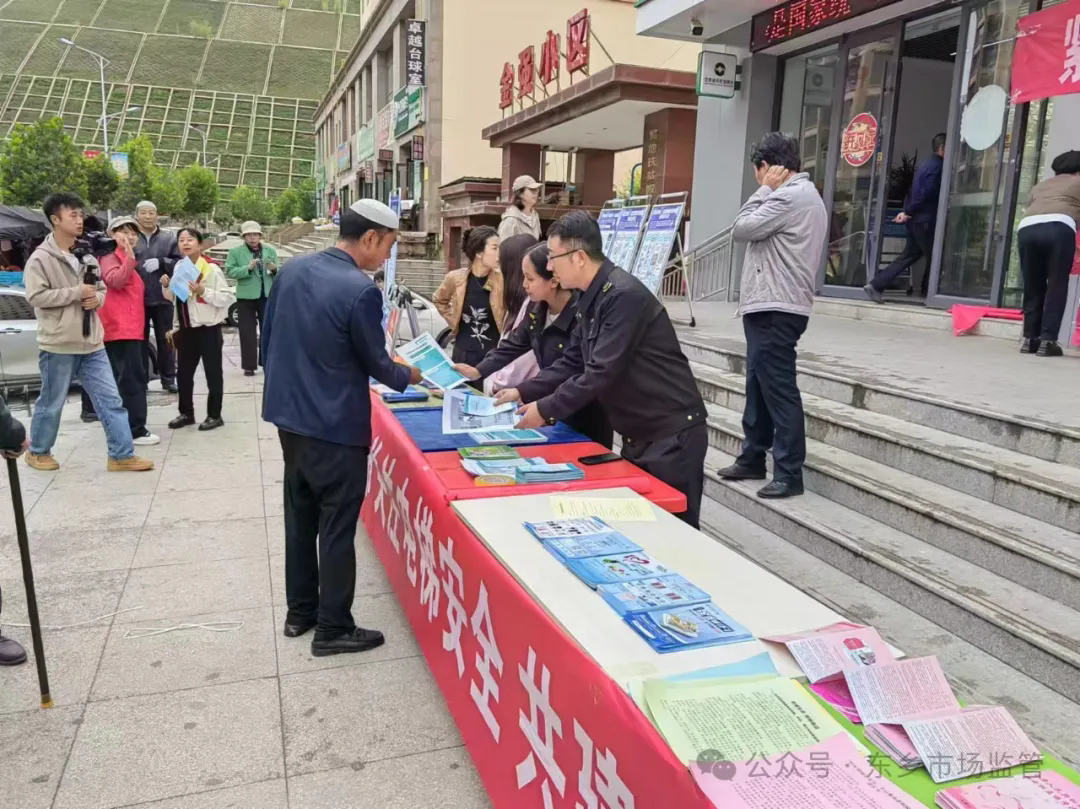 通过悬挂横幅,发放宣传单,现场讲解等方式向群众普及电梯安全知识